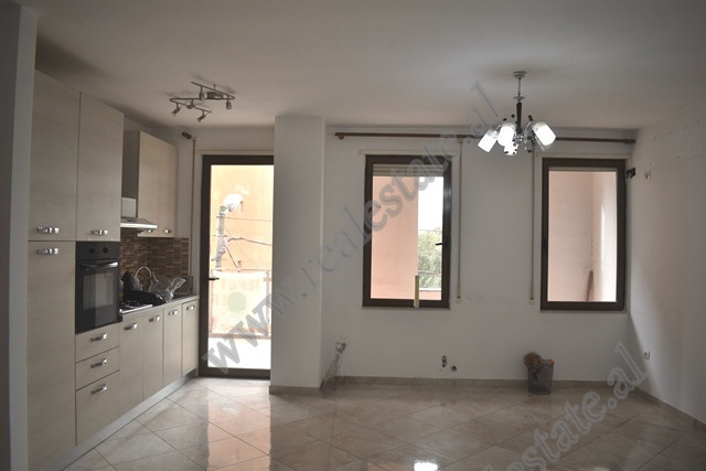 Apartament 1 + 1 per zyra me qera prane rruges Mine Peza ne Tirane (TRR-814-6b)